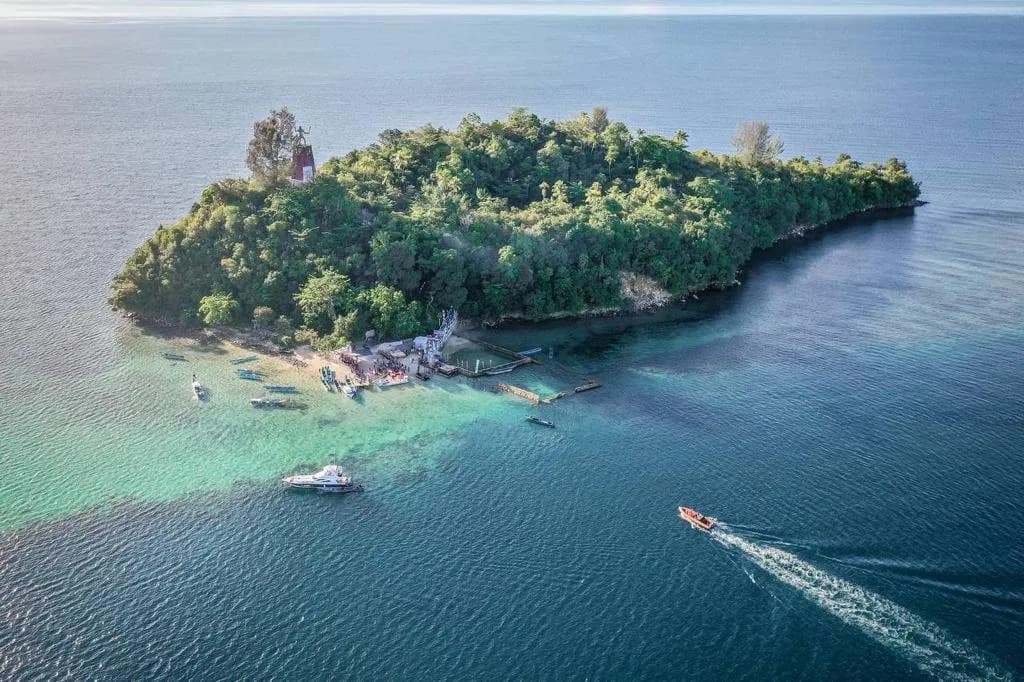 Menparekraf Nikmati Pesona Wisata Bahari di Kabupaten Tertua di Papua