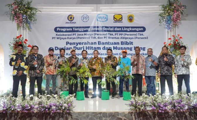 Jasa Marga dan BUMN Lain Kolaborasi Program TJSL Melalui Penyerahan Bantuan Bibit Durian Duri Hitam dan Musang King di Pati