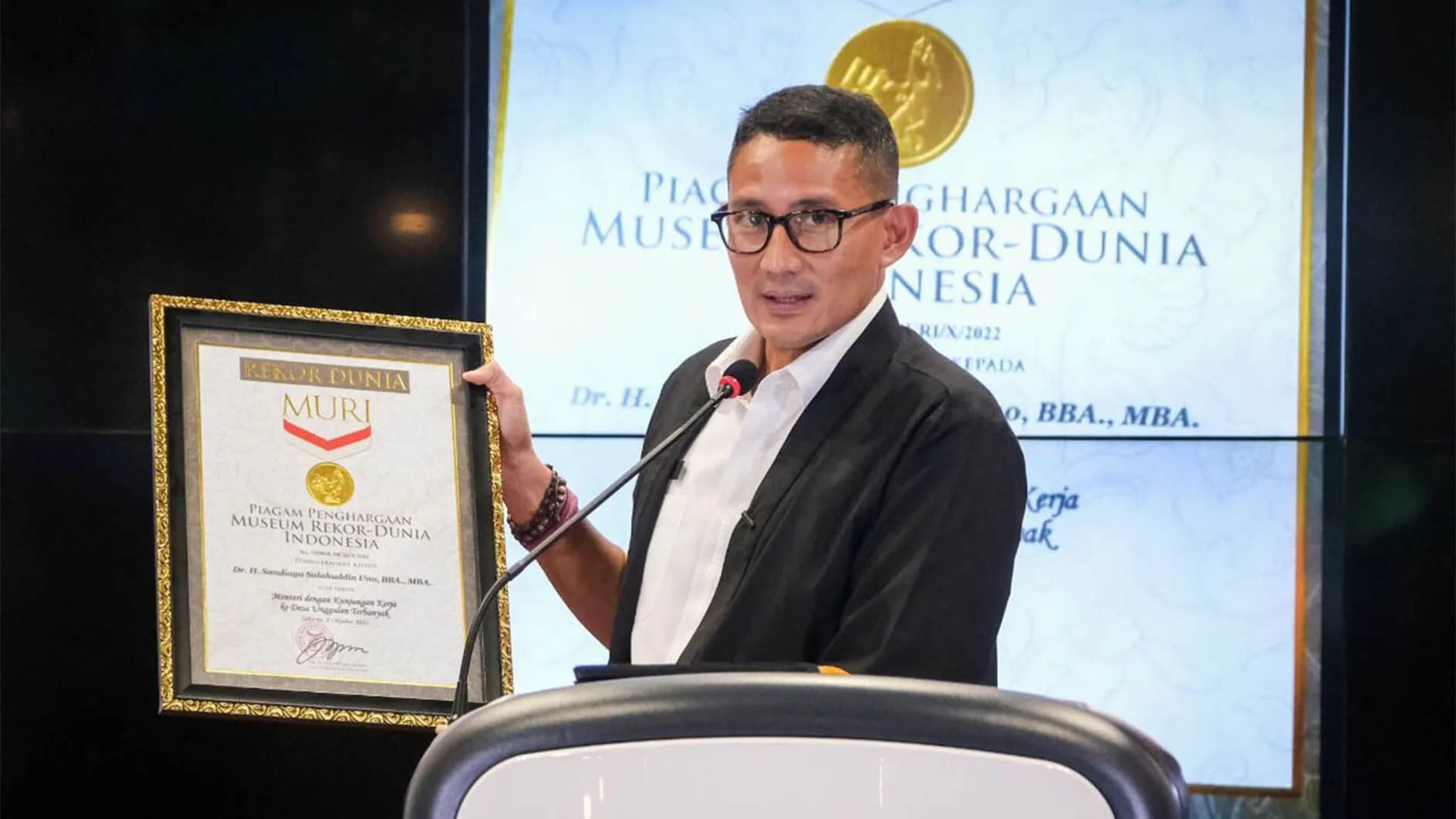 Raih MURI, Menparekraf Dedikasikan Penghargaan bagi Insan Parekraf Pendorong Kebangkitan Ekonomi