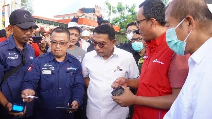 Kepala Staf Kepresidenan, Tinjau Kegiatan Penyaluran BBM untuk Nelayan di Pelabuhan Perikanan Pantai Tegalsari Tegal Kepala Staf Kepresidenan, Tinjau Kegiatan Penyaluran BBM untuk Nelayan di Pelabuhan Perikanan Pantai Tegalsari Tegal