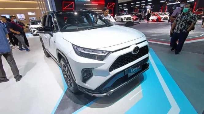 Tampilkan RAV4 GR Sport PHEV di GJAW 2023, Toyota Rencanakan Luncurkan Model GR Sport Plug-In Hybrid EV Pertama yang Dijual Retail Tahun Ini Tampilkan RAV4 GR Sport PHEV di GJAW 2023, Toyota Rencanakan Luncurkan Model GR Sport Plug-In Hybrid EV Pertama yang Dijual Retail Tahun Ini
